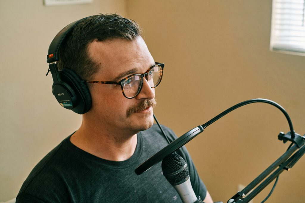 Ganhar Dinheiro com a Sua Voz: O Guia para Locuções de Vídeos do YouTube em 2 a 4 Horas Diárias